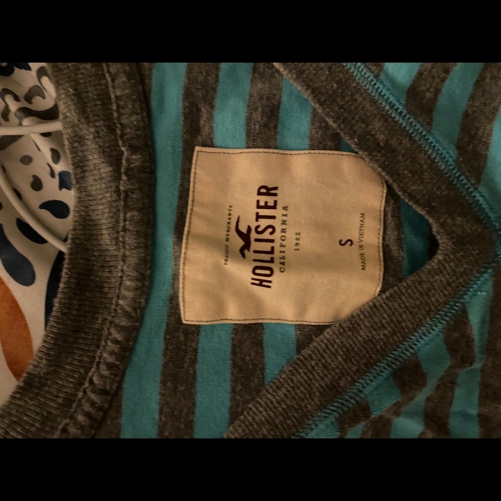 Hollister tee